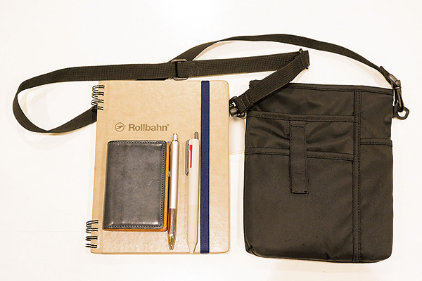 急に発生した作業に対応できるよう、
ペンなどが入ったショルダーバッグを携帯。